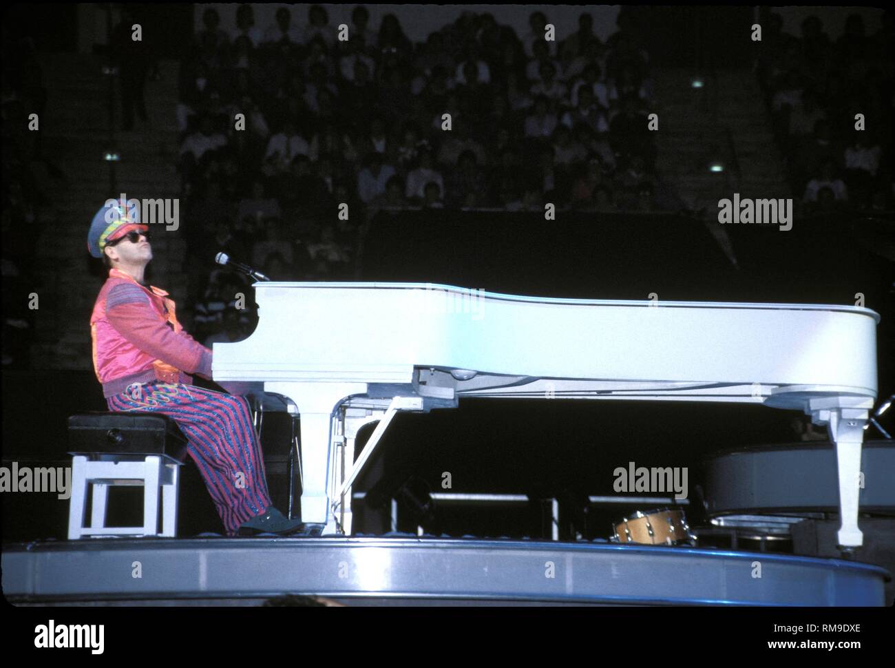 Sänger, Songwriter, Komponist und Pianist. Sir Elton Hercules John ist dargestellt auf der Bühne während einer "live"-Konzert aussehen. Stockfoto