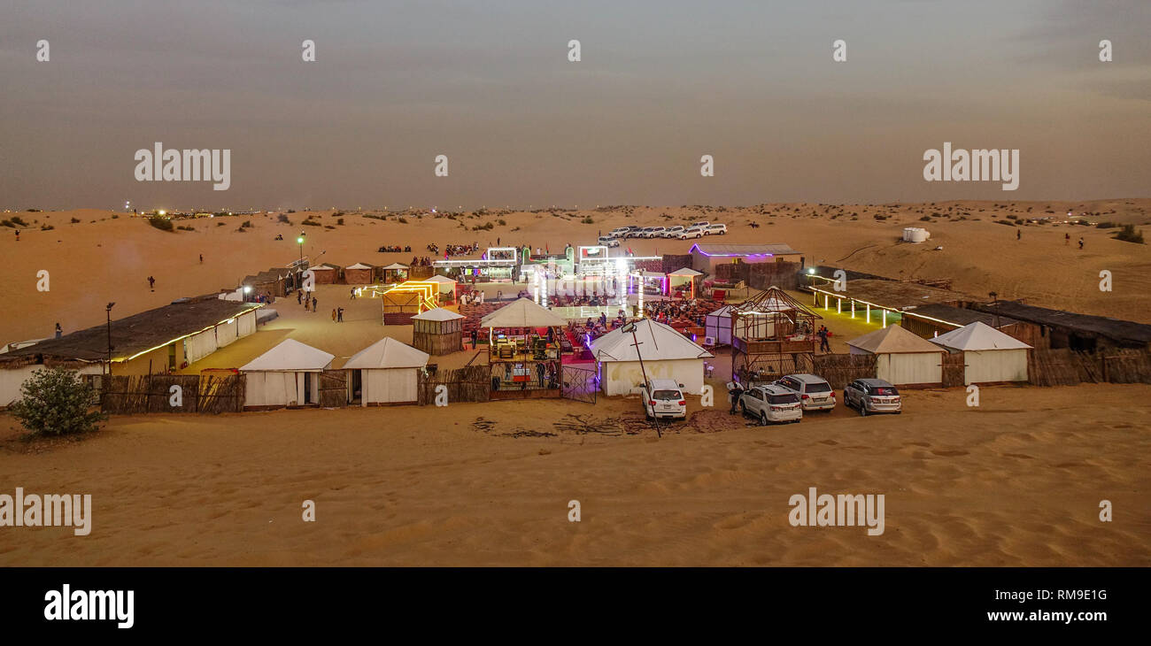 Dubai, VAE - Dec 5, 2018. Beduinen Camp auf dem Dubai Wüste bei Sonnenuntergang. Camping ist eine der attraktiven Nachtleben in Dubai. Stockfoto