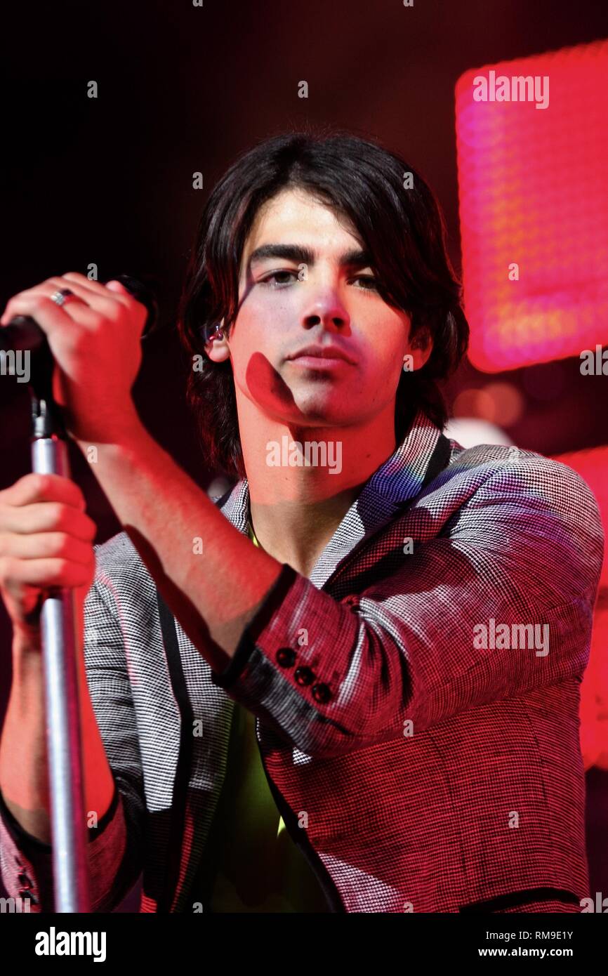 Sänger Joe Jonas des Grammy-nominierten Jonas Brothers ist dargestellt auf der Bühne während einer "live"-Konzert aussehen. Stockfoto