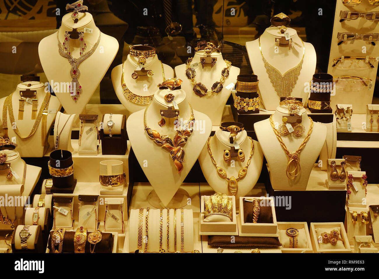 Dubai, VAE - Dec 6, 2018. Gold Schmuck im Schaufenster eines Schmuck Shop in Dubai Gold Basar (Souk). Stockfoto