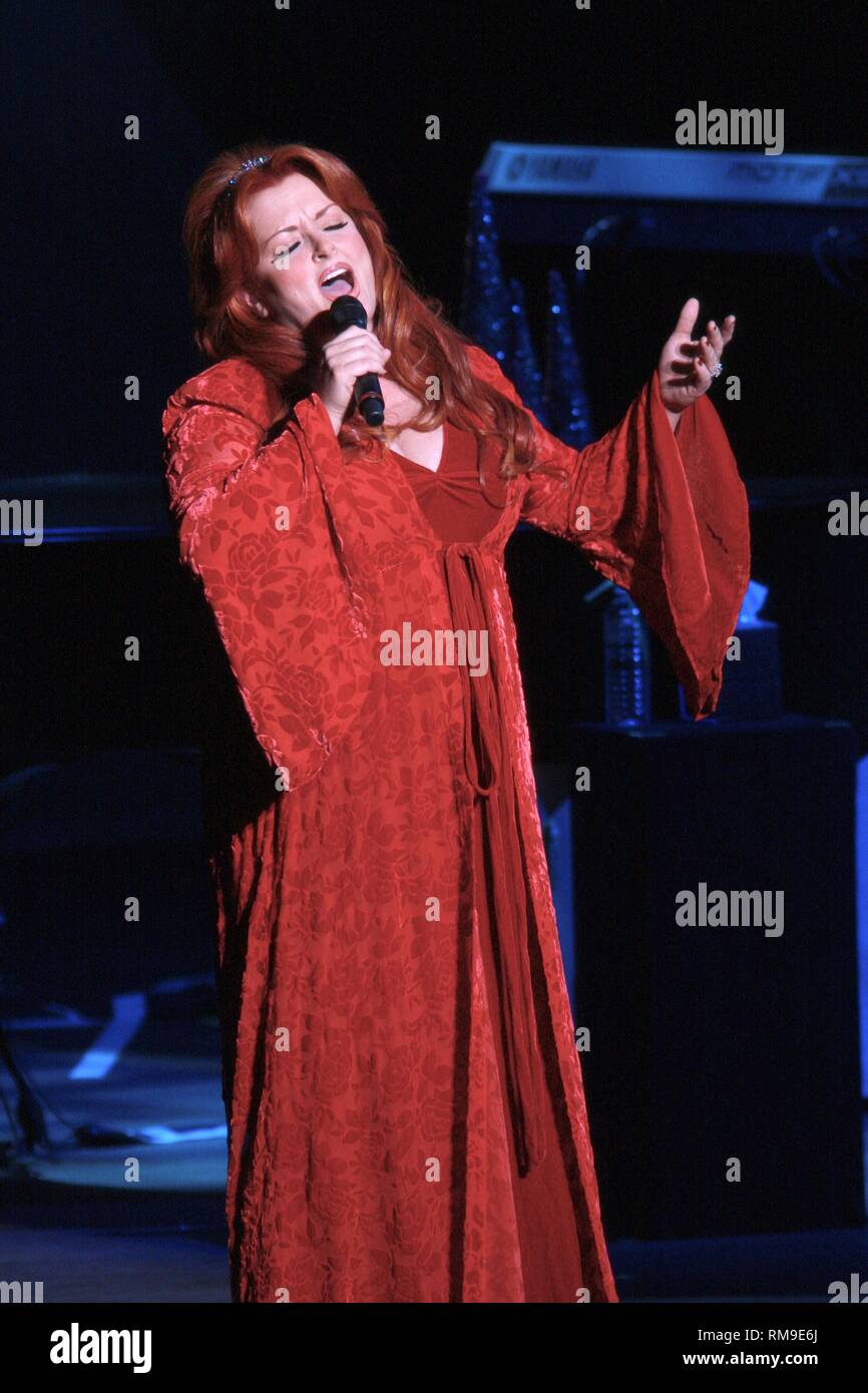 Country Music Singer Wynonna Judd, geboren Christina Claire Ciminella, dargestellt auf der Bühne während ihrer Ferien Weihnachten Konzert. Stockfoto