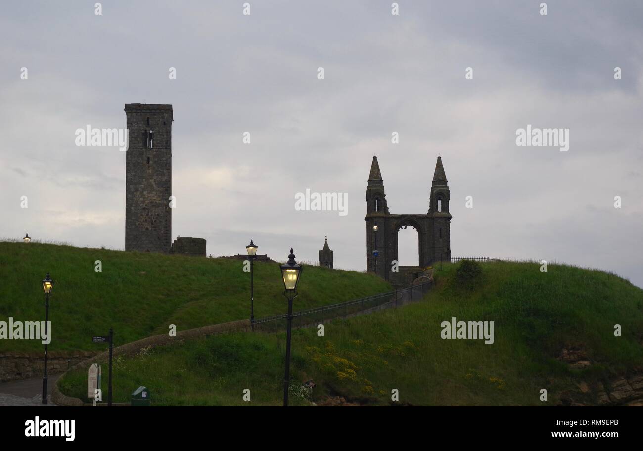 Weg an der berühmten Ruine von St. Andrew's Cathedral, Fife, Schottland, Großbritannien. Stockfoto