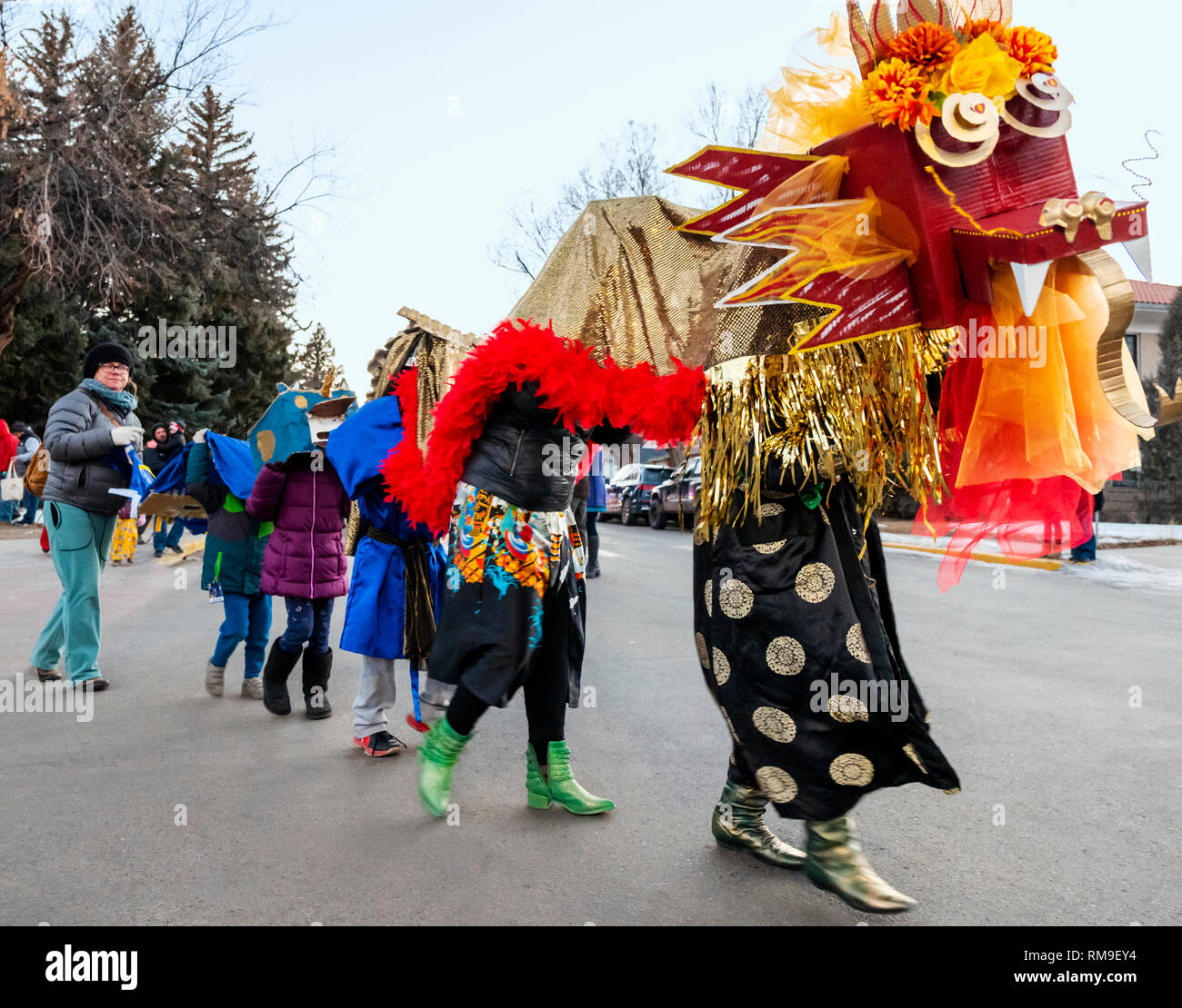 Kinder & Erwachsene Tanz in ausgefallenen Kostümen an der Salida 3. jährliche Lunar New Year Parade. Das Jahr des Schweins. Stockfoto