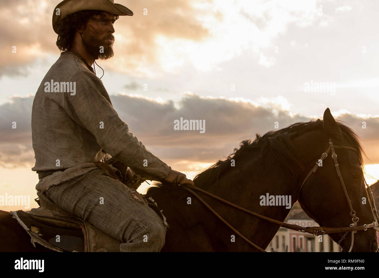 RELEASE DATE: November 10, 2017 TITEL: Die Killer aka O Matador STUDIO: Netflix Regie: Marcelo Galvao PLOT: Ein brasilianischer Western über Cabeleira, eine gefürchtete Mörder leben im Hinterland von Pernambuco, in den 40er Jahren. In den Hauptrollen: Maria de Medeiros, Diogo Morgado, thaila Ayala. (Bild: © Netflix / Unterhaltung Bilder) Stockfoto