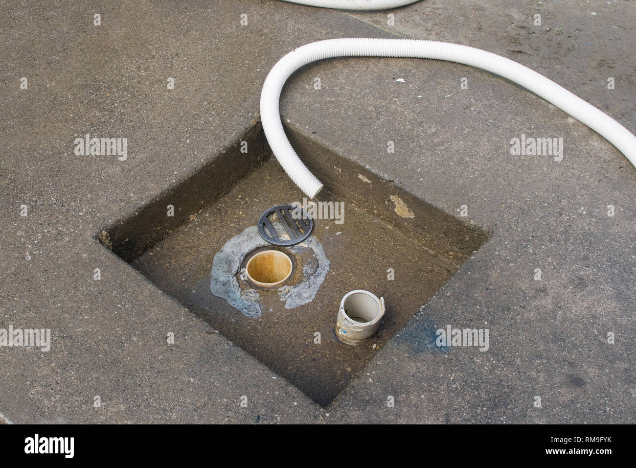 Weiß RV Abwasser Schlauch am Campground dump Station Stockfoto