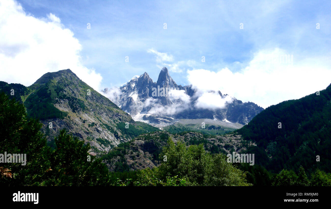 Die Aiguille du Dru in den Französischen Alpen in der Nähe von Chamonix an einem schönen Sommertag mit leichter Bewölkung Stockfoto