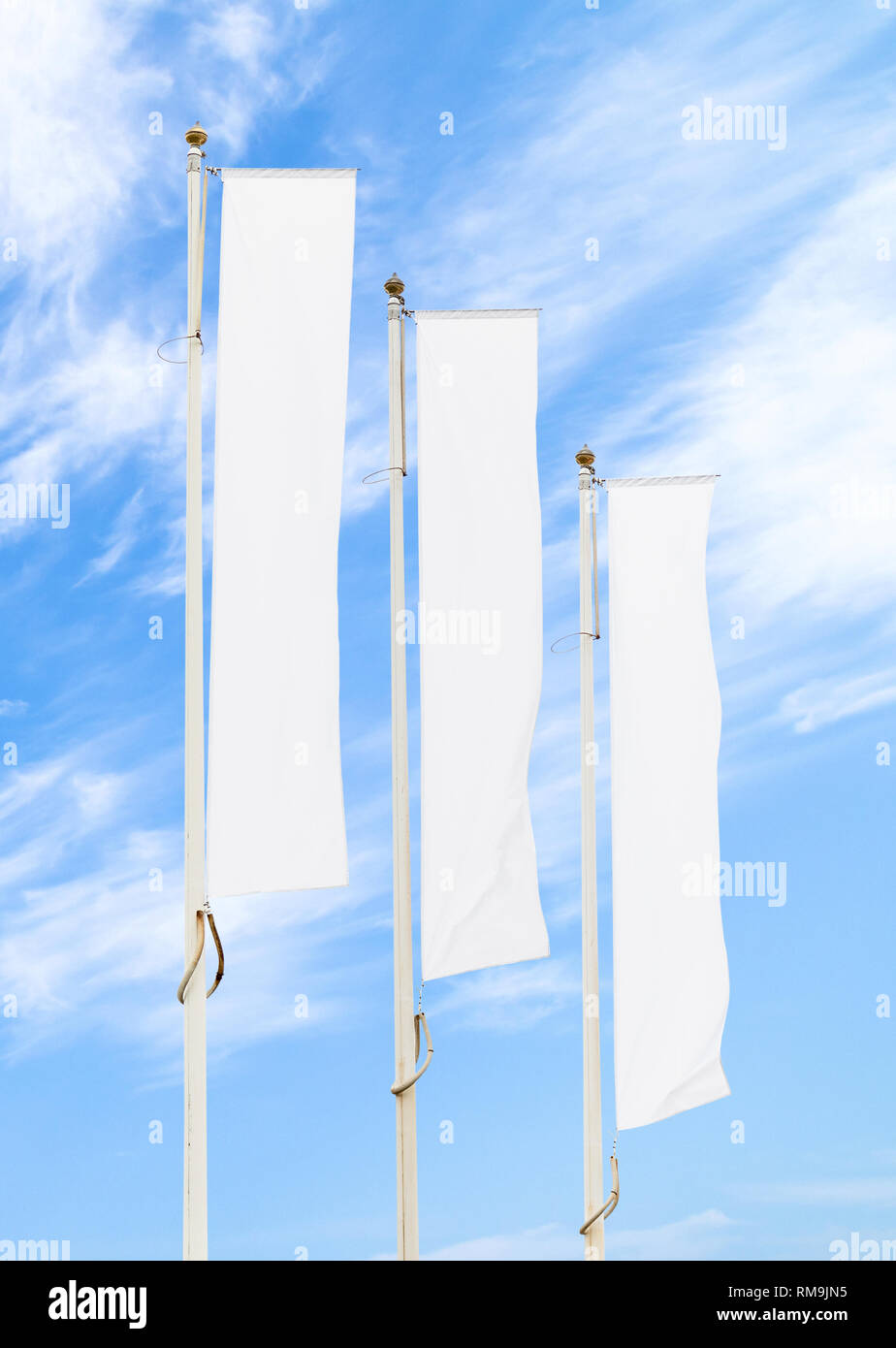 Drei leere weiße Fahnen Fahnenmasten gegen bewölkt blauer Himmel mit Perspektive, Corporate Flagge Mockup zu Ad-Logo, Text oder Symbol, Firma Identität Flagge Stockfoto