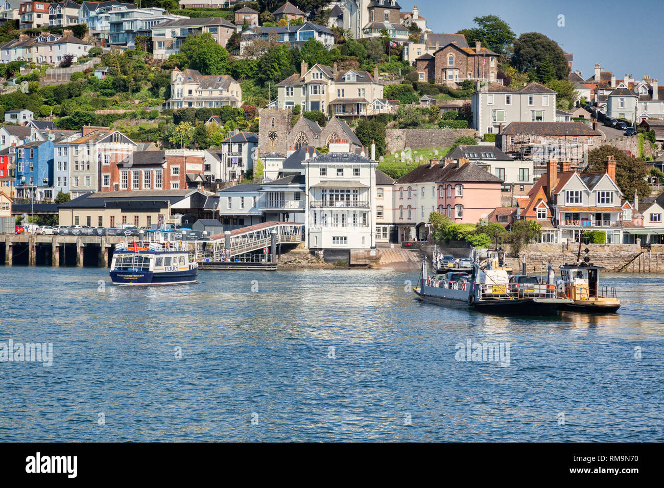 23. Mai 2018: Dartmouth, Devon, Großbritannien - Die untere Fähre, überqueren den Fluss Dart und nähert sich Kingswear. Schlepper, lenkt es über alongsi gesehen werden können Stockfoto