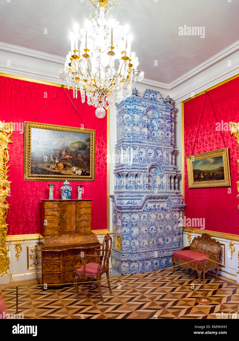 18. September 2018: In St. Petersburg, Russland - Zimmer im Peterhof Grand Palace mit keramischer Kachelofen. Stockfoto