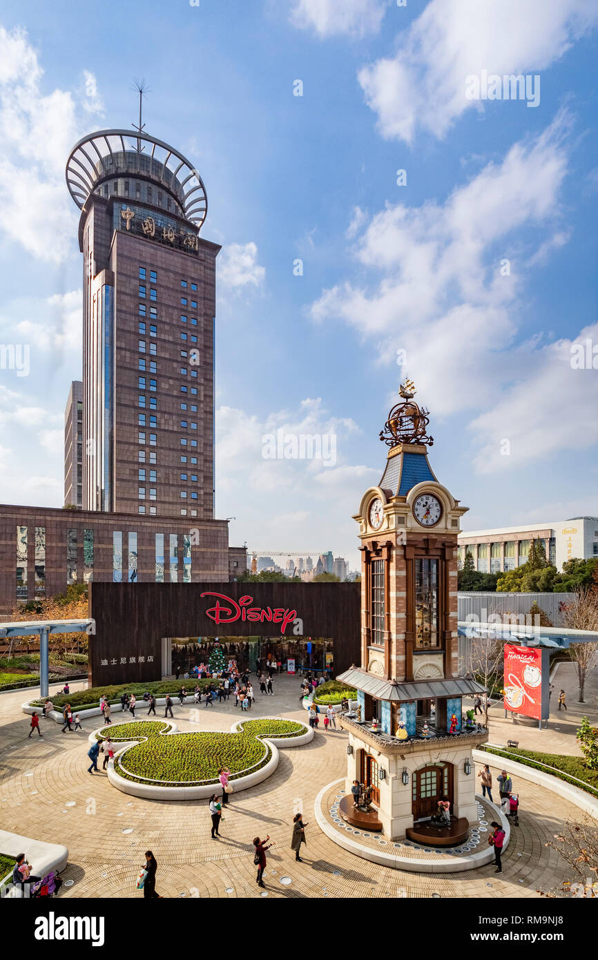 1. Dezember 2018: Shanghai, China - Disney Store und Uhrturm im Stadtteil Pudong von Shanghai, mit der Shanghai Pudong Customs Building in der b Stockfoto