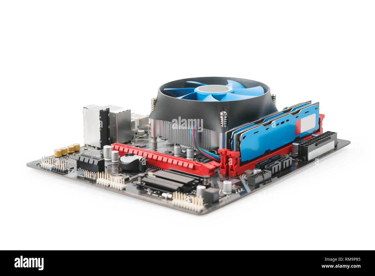 Computer Teile. CPU mit Kühler und Speicher montiert auf dem Mainboard. Auf weißen, Beschneidungspfade getrennt ausgewiesen Stockfoto
