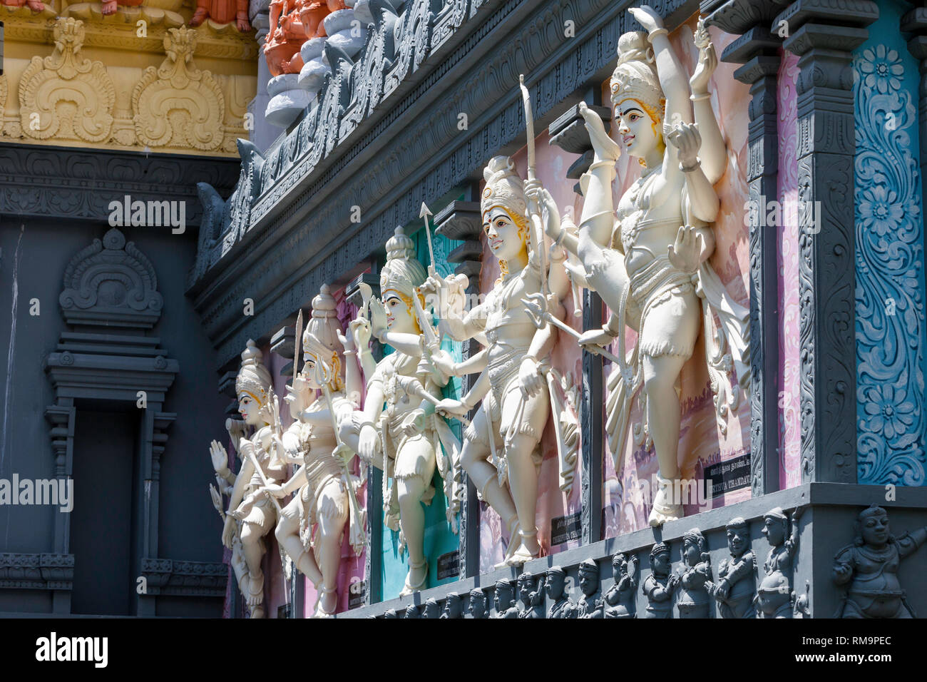 Hinduistische Gottheiten außerhalb Eingang Sri Senpaga Vinyagar hinduistischen Ganesh Tempel, Joo Chiat Bezirk, Singapur. Stockfoto