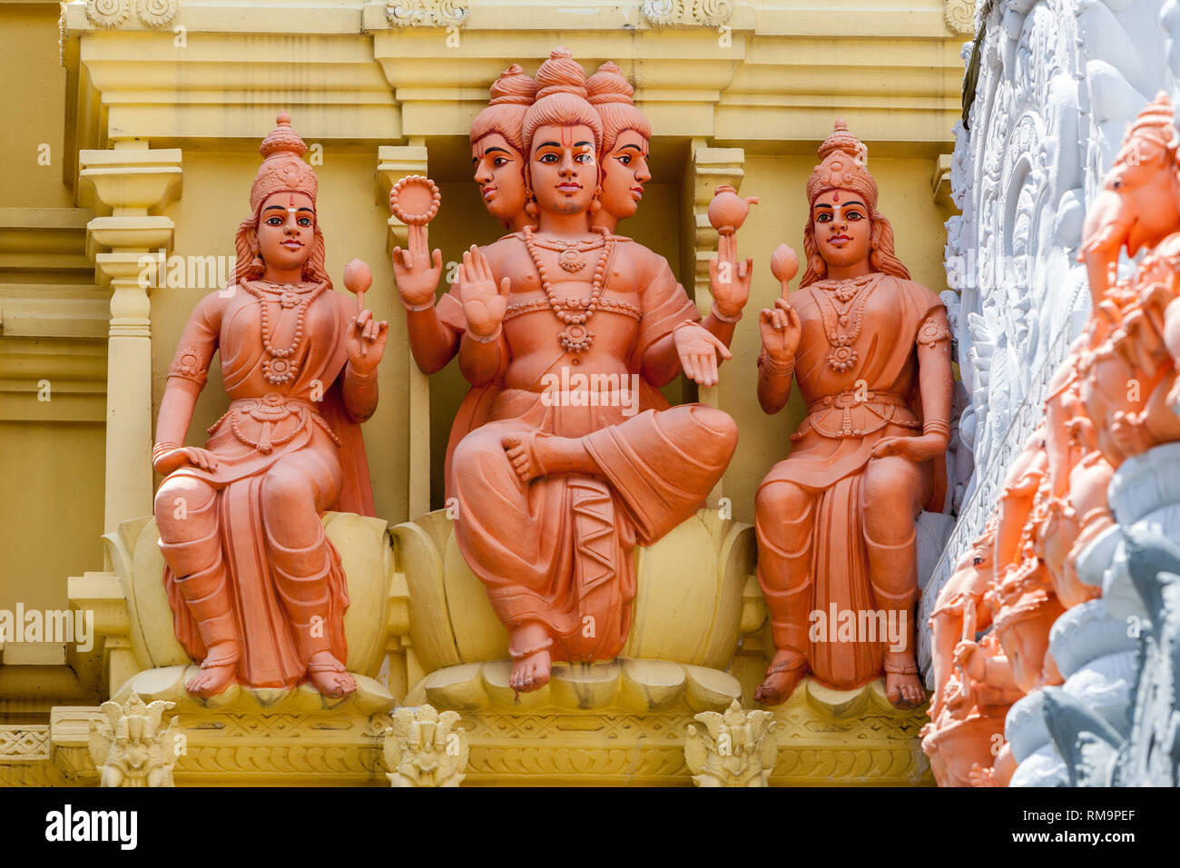 Hinduistische Gottheiten außerhalb Eingang Sri Senpaga Vinyagar hinduistischen Ganesh Tempel, Joo Chiat Bezirk, Singapur. Stockfoto