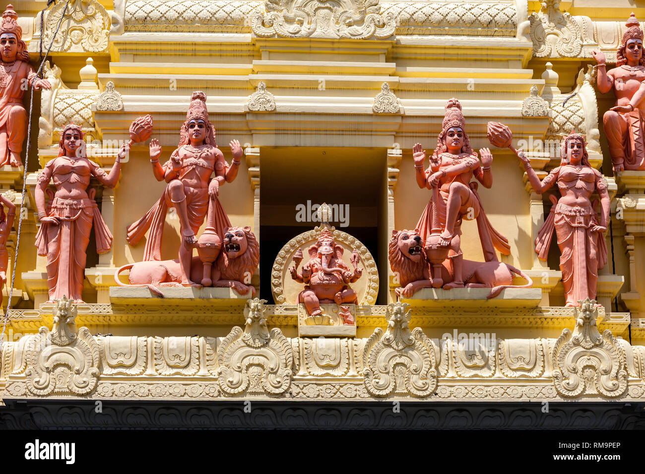 Hinduistische Gottheiten außerhalb Eingang Sri Senpaga Vinyagar hinduistischen Ganesh Tempel, Joo Chiat Bezirk, Singapur. Stockfoto