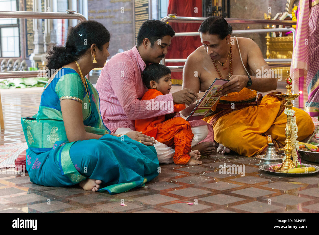 Hindu-priester Segen ein Junge, Sri Senpaga Vinyagar hinduistischen Ganesh Tempel, Joo Chiat Bezirk, Singapur. Stockfoto