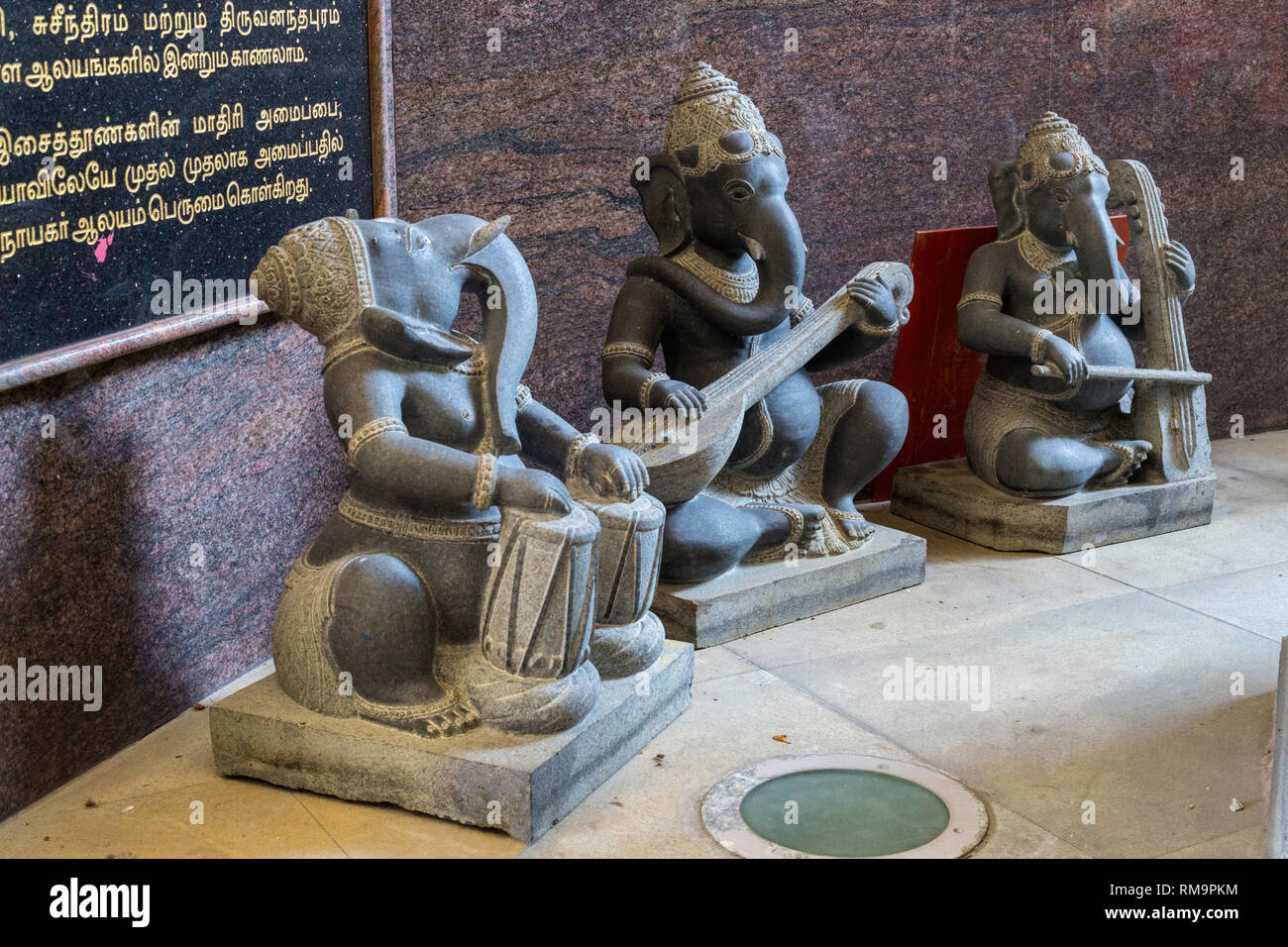 Skulpturen von Ganesh Musikinstrumente, Sri Senpaga Vinyagar hinduistischen Ganesh Tempel, Joo Chiat Bezirk, Singapur. Stockfoto