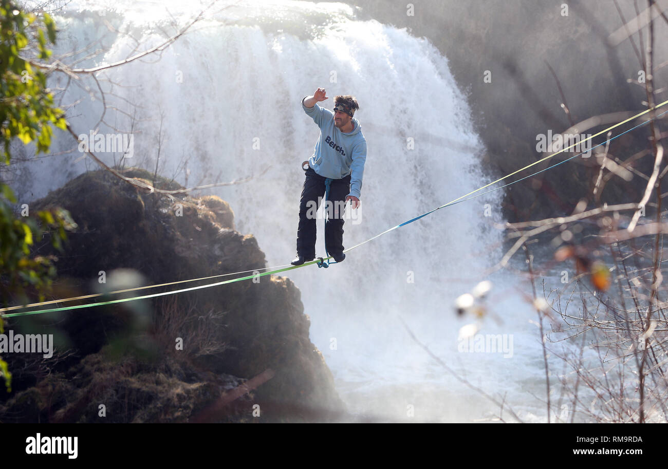 Slunj, Kroatien. 13 Feb, 2019. Kroatische Darko Matesic Spaziergänge entlang einer 200 Meter langen Seil über die Schlucht des Flusses Korana in Slunj, Kroatien, 13.02.2019. Die Herausforderung besteht darin, die vom Tourismusverband der Stadt Slunj als neue Attraktion der Stadt unterstützt. Quelle: Kristina Stedul Fabac/Xinhua/Alamy leben Nachrichten Stockfoto