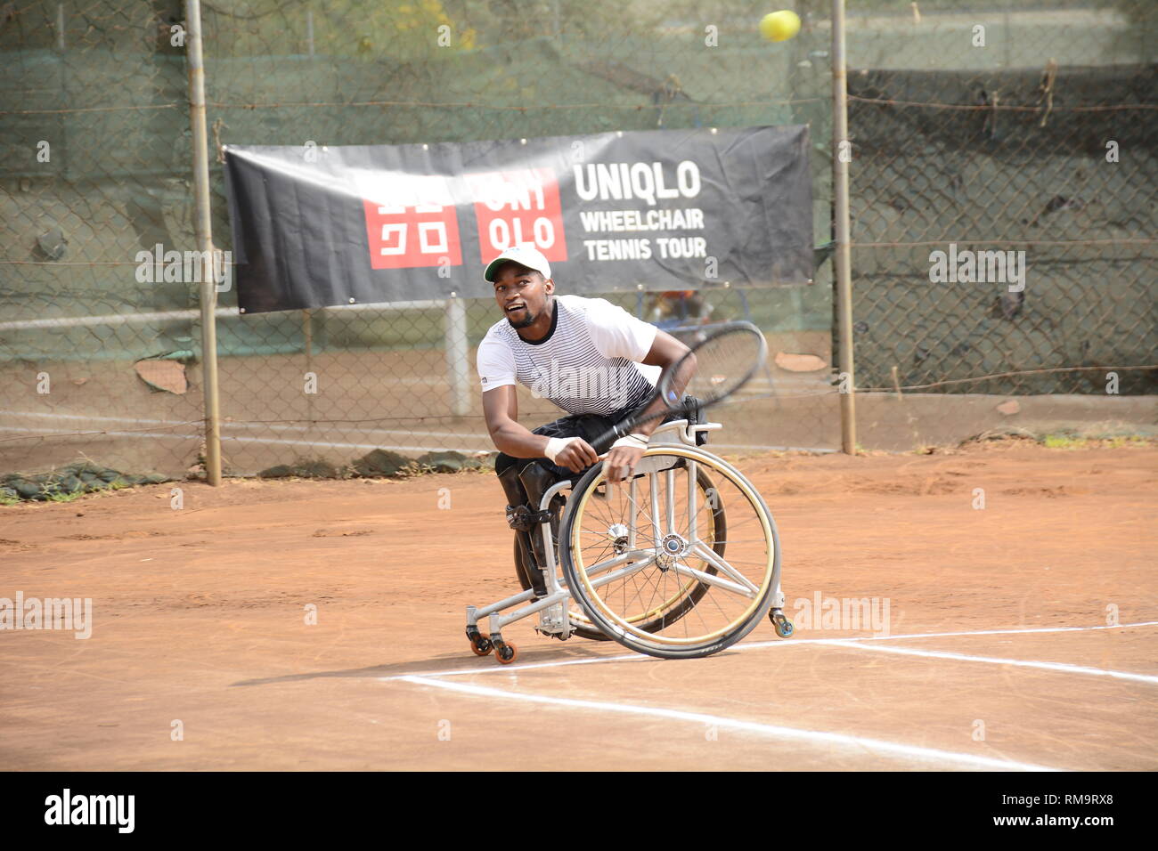 Südafrikas Rollstuhl tennis player Evans Maripa in Aktion während des Spiels mit Nigerias Alex Adewale in Nairobi öffnen Rollstuhl Tennis Tour gesehen. Maripa gewann 6-1, 6-2. Stockfoto