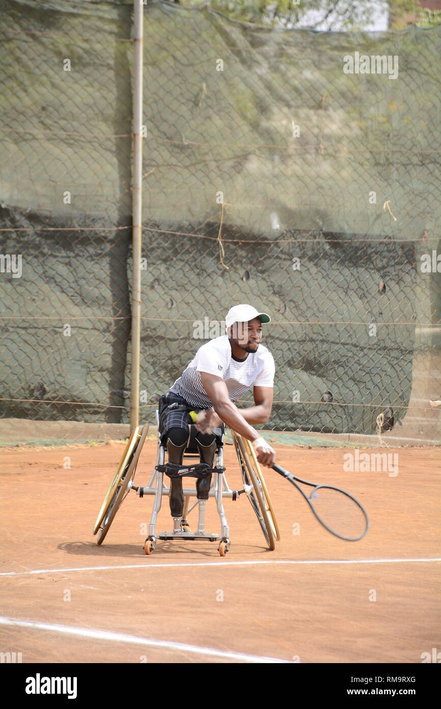 Südafrikas Rollstuhl tennis player Evans Maripa in Aktion während des Spiels mit Nigerias Alex Adewale in Nairobi öffnen Rollstuhl Tennis Tour gesehen. Maripa gewann 6-1, 6-2. Stockfoto