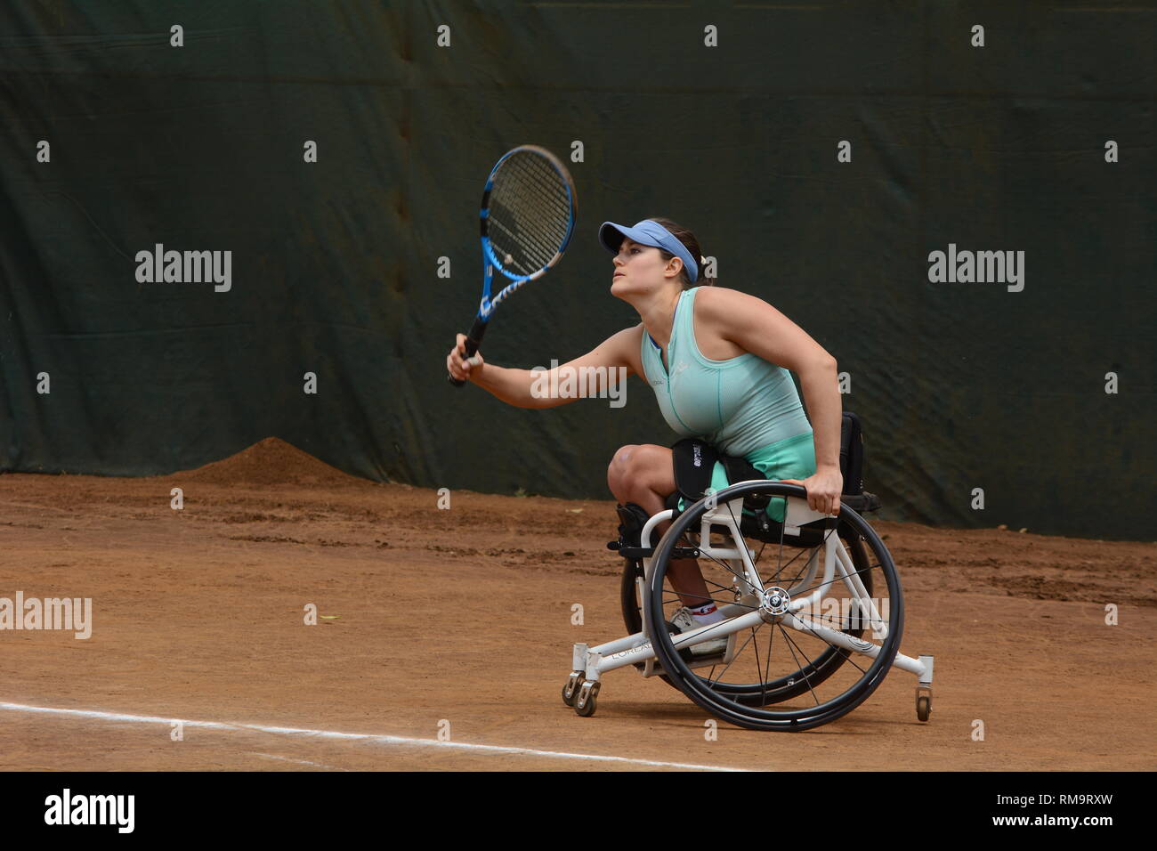 Frankreich Rollstuhl Tennis Player Emmanuelle Morch in Aktion gegen Südafrika von Mariska Venter während Nairobi öffnen Rollstuhl Tennis Tour gesehen. Morch gewann 7-6 (8) 6-4 Damen Einzel Meisterschaft zu nehmen. Stockfoto