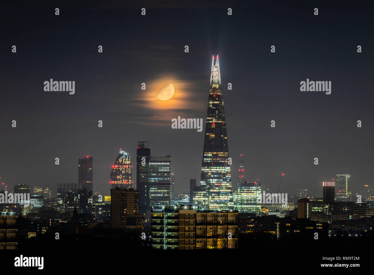 Waxing Gibbous Mond über dem Der Shard Wolkenkratzer in London Stockfoto
