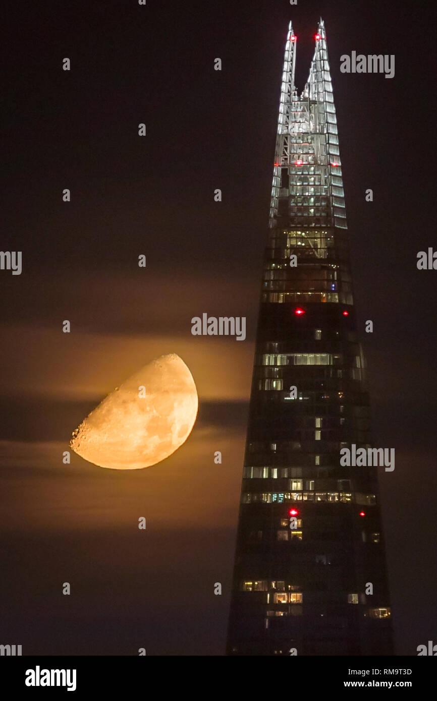 Waxing Gibbous Mond über dem Der Shard Wolkenkratzer in London Stockfoto