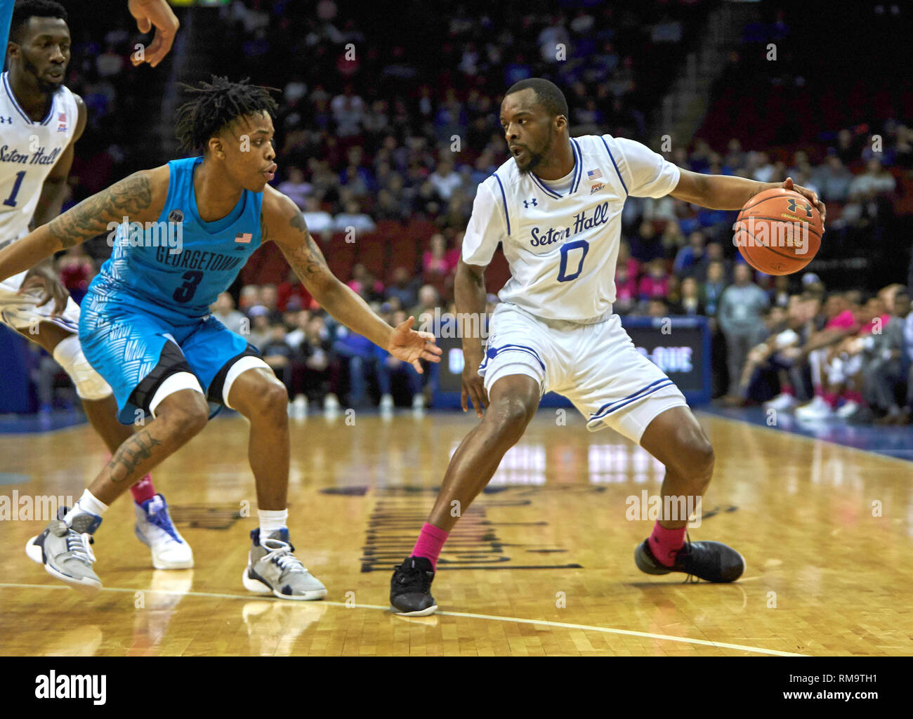 Newark, New Jersey, USA. 13 Feb, 2019. Georgetown Hoyas guard James Akinjo (3) verteidigt Seton Hall Piraten guard Quincy McKnight (0) während der NCAA Men Spiel zwischen der Seton Hall Piraten und die Georgetown Hoyas im Prudential Center in Newark, New Jersey. Seton Hall besiegte Georgetown 90-75. Duncan Williams/CSM/Alamy leben Nachrichten Stockfoto