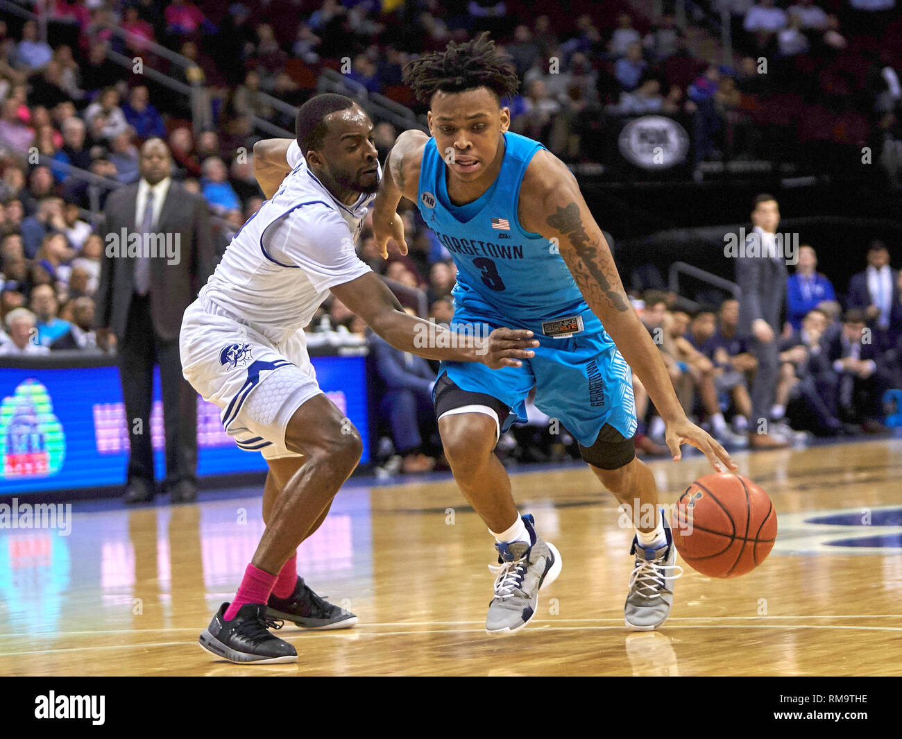 Newark, New Jersey, USA. 13 Feb, 2019. Georgetown Hoyas guard James Akinjo (3) dringt in den Warenkorb von Seton Hall Piraten guard Quincy McKnight (0) während der NCAA Men Spiel zwischen der Seton Hall Piraten und die Georgetown Hoyas im Prudential Center in Newark, New Jersey. Seton Hall besiegte Georgetown 90-75. Duncan Williams/CSM/Alamy leben Nachrichten Stockfoto