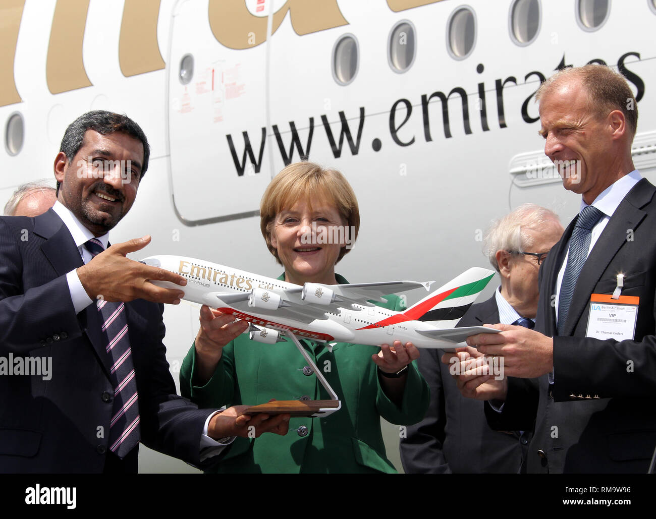 Lächelnd den Kopf der Fluggesellschaft Emirates, Scheich Ahmed Bin Saeed Al Maktoum (L), die Hände von Bundeskanzlerin Angela Merkel ein Modell des Airbus A380-800 auf der Internationalen Luft- und Raumfahrtausstellung (ILA) am Flughafen Berlin-Schönefeld, Deutschland, 08. Juni 2010. Auf der rechten Seite ist Airbus Leiter Thomas Endres. Zuvor, der Scheich hatte einen Vertrag mit Airbus über 32 neue Flugzeuge des Typs Airbus A 380. Die ILA ist geöffnet in Deutschlands Hauptstadt bis zum 13. Juni 2010. Foto: Wolfgang KUMM | Verwendung weltweit Stockfoto