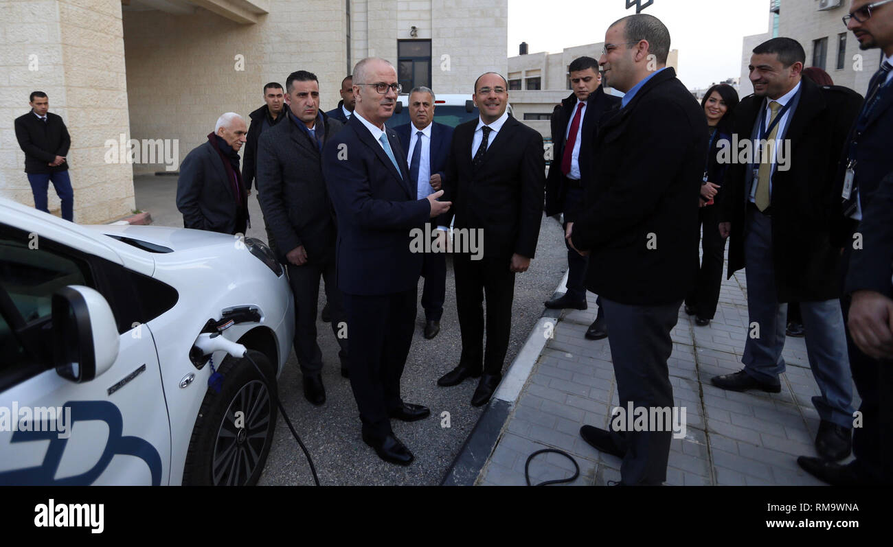 Ramallah, West Bank, Palästina. 14 Feb, 2019. Dem palästinensischen Ministerpräsidenten Rami Hamdallah, trifft sich mit Präsident des Verwaltungsrates der Otuzon und Agent des Französischen Peugeot für Autos in Palästina Zaki Tarek, in der West Bank Stadt Ramallah, 14. Februar 2019 Credit: Prime Minister Office/APA-Images/ZUMA Draht/Alamy leben Nachrichten Stockfoto