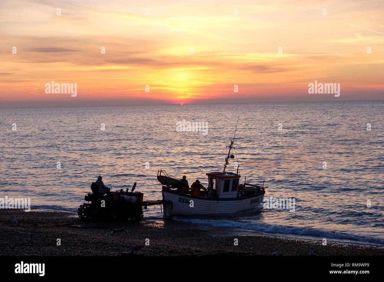 Hastings, East Sussex, UK. 14 Feb, 2019. UK Wetter: Hastings Fischerboot bei Sunrise lanciert wird. Hastings hat den größten Strand-Fischereiflotte in Europa. Credit: Carolyn Clarke/Alamy leben Nachrichten Stockfoto