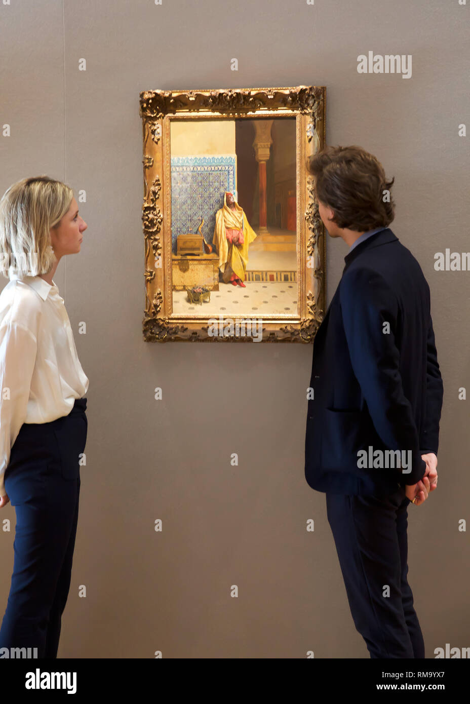 London, Großbritannien. 14 Feb, 2019. Bonhams Fotoshooting für 19. Jahrhundert Verkauf Tisch-studie, viktorianische und Britischen impressionistischer Kunst Platz bei Bonhams New Bond Street. Auf Anzeige: An der Moschee (1895) durch die österreichische Orientalist Maler, Ludwig Deutsch (1885-1935) ist bei £ 300.000-500.000 geschätzt. Die Werke haben in der gleichen privaten Sammlung seit über 50 Jahren. Credit: Keith Larby/Alamy leben Nachrichten Stockfoto