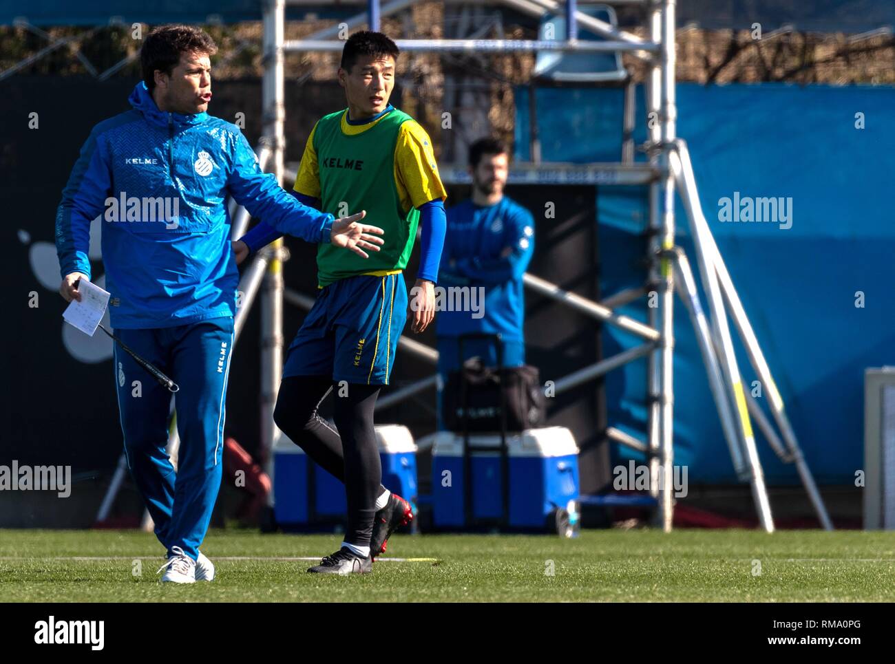 Barcelona, Spanien. 14 Feb, 2019. Wu Lei (C) der China teil in offenen Training der Spanischen Liga team RCD Espanyol Barcelona, Spanien, am 14.02.2019. Credit: Joan Gosa/Xinhua/Alamy leben Nachrichten Stockfoto