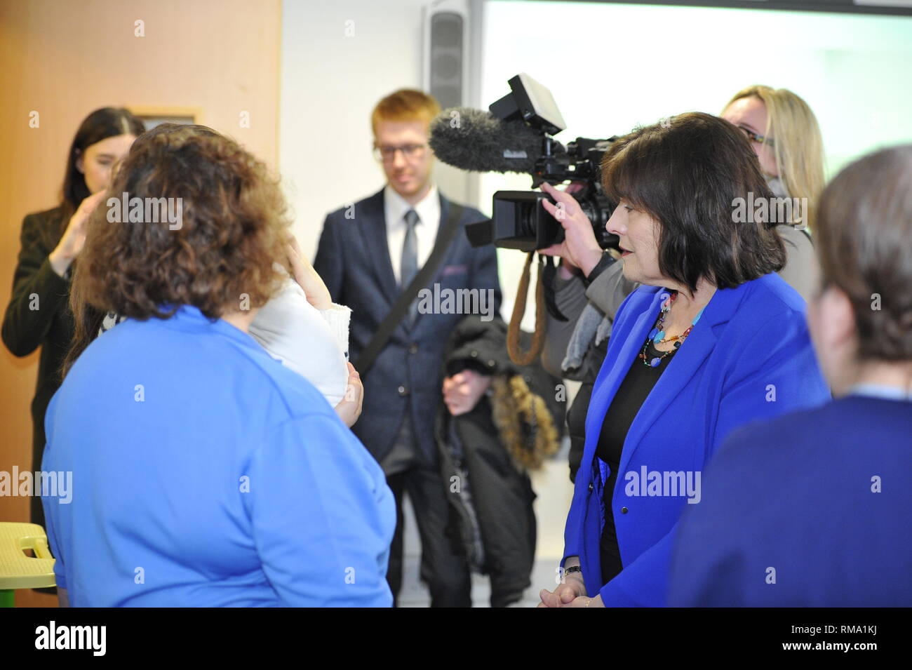 Kilmarnock, Großbritannien. 14 Feb, 2019. Umwandlung von Leistungen bei Mutterschaft und Neonatologie über Schottland Kabinettsminister für Gesundheit Jeane Freemanl visits Crosshouse Krankenhaus in NHS Ayrshire und Arran zu einem £ 12 Mio. Investition, die gewährleisten, Mamas, Babys und andere Familienmitglieder sind alle von der Schwangerschaft bis zur Geburt und nach unterstützt verkünden. Dies umfasst das Testen ein neues Modell für die Neonatologie für Babys, die fachärztliche Behandlung. Credit: Colin Fisher/Alamy leben Nachrichten Stockfoto