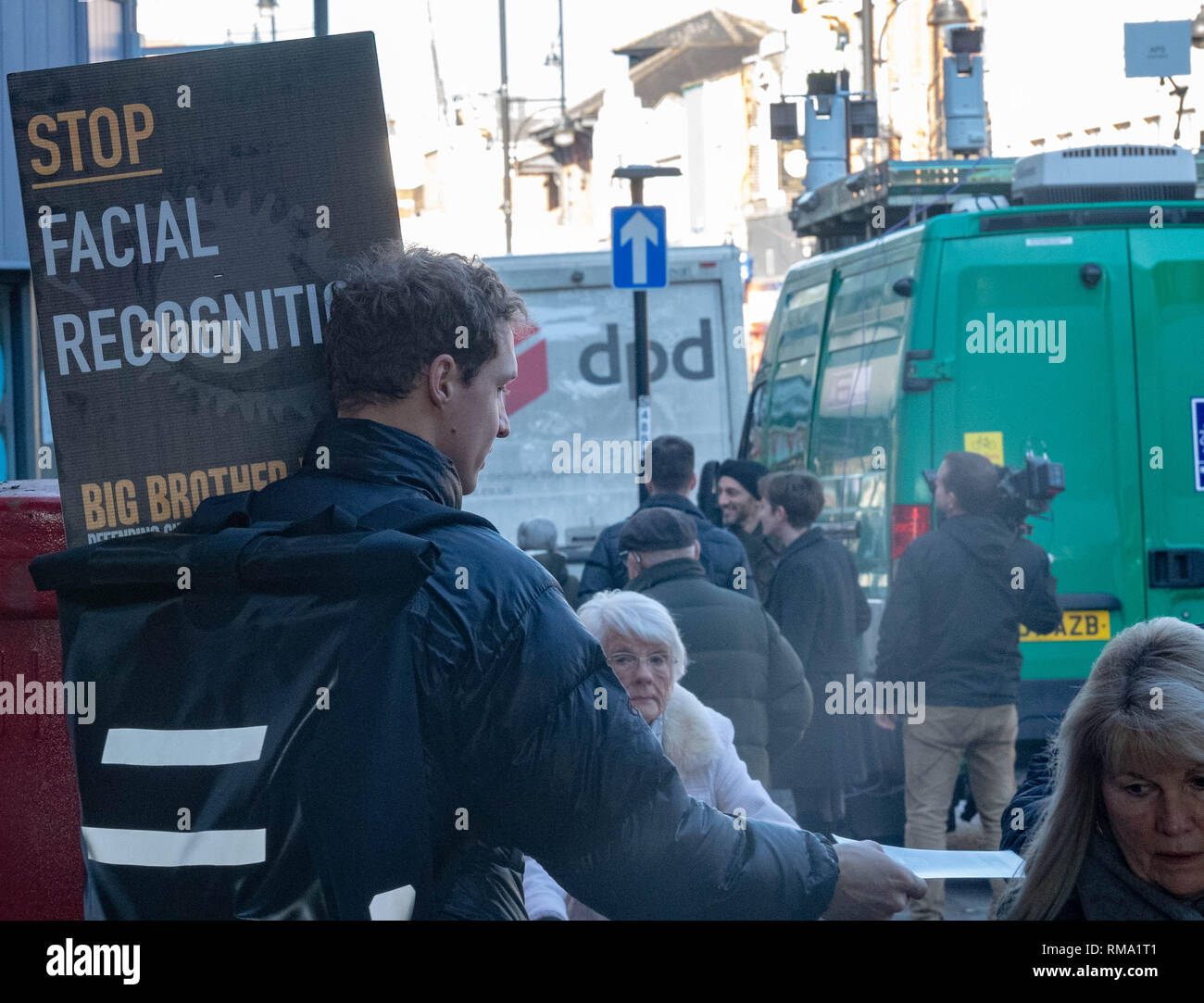 Romford London 14. Februar 2019. Die zweite der Metropolitan Police Versuche, außerhalb Romford Bahnhof, der umstrittenen live Technologie zur Gesichtserkennung hat stattgefunden. Das internationale Interesse der Medien mit kamerateams von Al Jazeera, Japan und Frankreich, unter anderem für den Versuch. Die Gesichtserkennung Zeilenkameras, Fußgänger und, wenn keine von ihnen sind auf einer polizeilichen "Watch List" werden Sie gestoppt werden. Der letzte Prozess in Romford führte zu fünf Anhalten. Credit: Ian Davidson/Alamy leben Nachrichten Stockfoto