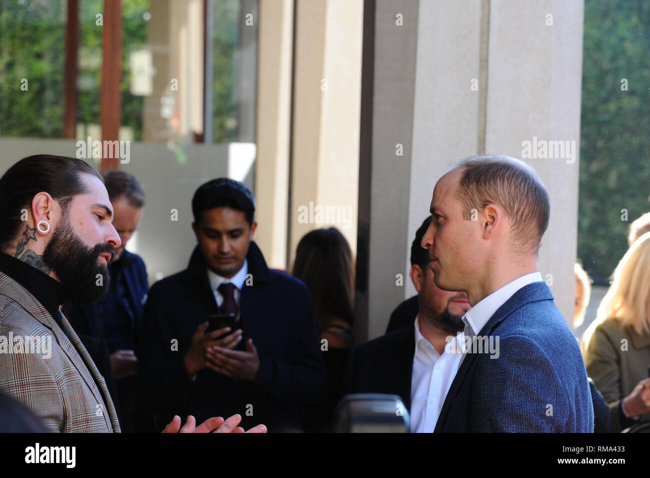 Herzog von Cambridge, Prinz William, an die Pall Mall Friseure, die Mitglieder des Lions Friseur Kollektive gesehen. Das Kollektiv ist eine internationale Gruppe von Top Friseure, die sich zusammengeschlossen haben, um das Bewusstsein für die Prävention von Selbstmord zu erhöhen. Sie bieten Schulungen für Friseure die Anzeichen von Depression und psychische Gesundheit zu erkennen, hören Sie auf Kunden und auf die besten Plätze beraten für Support zu gehen. Paddington Central London. Stockfoto