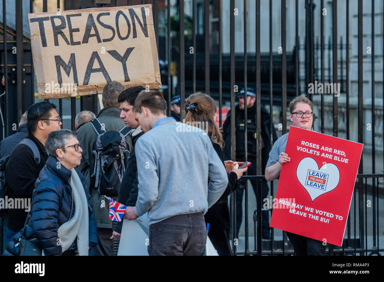 London, Großbritannien. 14. Februar, 2019. Harry Todd (dargestellt Gläser) und sein Team von bedeutet Hinterlassen in der Downing Street, wo Sie versuchen (und nicht) in der Hand in einem riesigen Valentinstag Karte für Theresa May - Urlaub bedeutet verlassen und SODEM, pro EU, Demonstranten weiterhin ihre Punkte, Seite an Seite zu machen, außerhalb des Parlaments wie die nächste Abstimmung über Theresa's kann Plan soll an diesem Abend. Credit: Guy Bell/Alamy leben Nachrichten Stockfoto