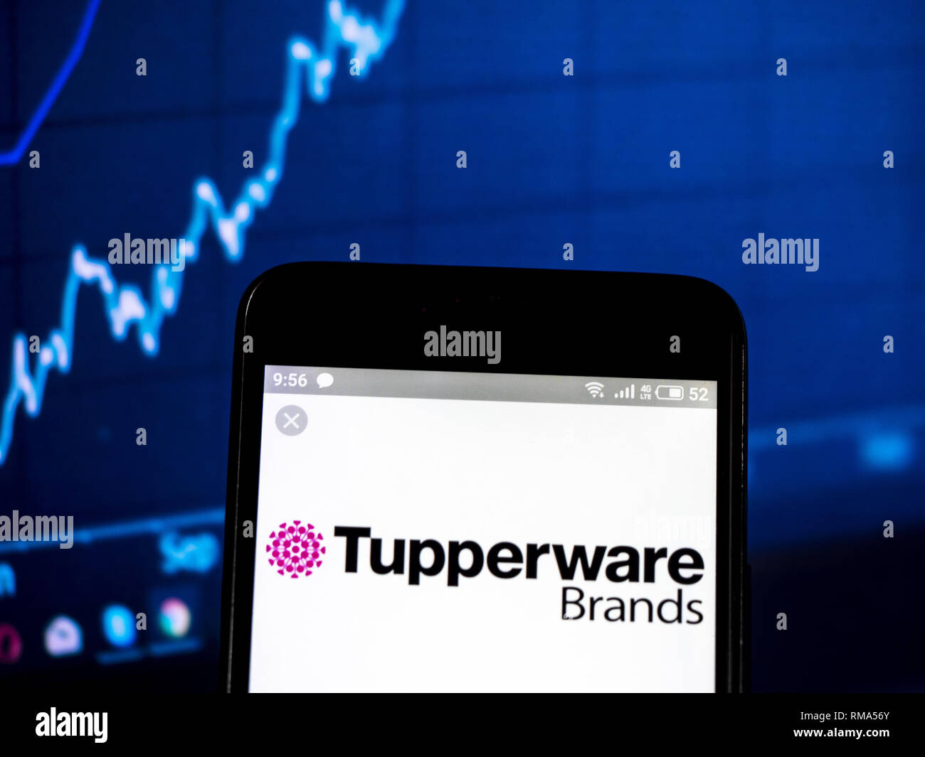 In der Ukraine. 14 Feb, 2019. Tupperware Brands Corporation logo gesehen auf einem Smartphone angezeigt. Quelle: Igor Golovniov/SOPA Images/ZUMA Draht/Alamy leben Nachrichten Stockfoto