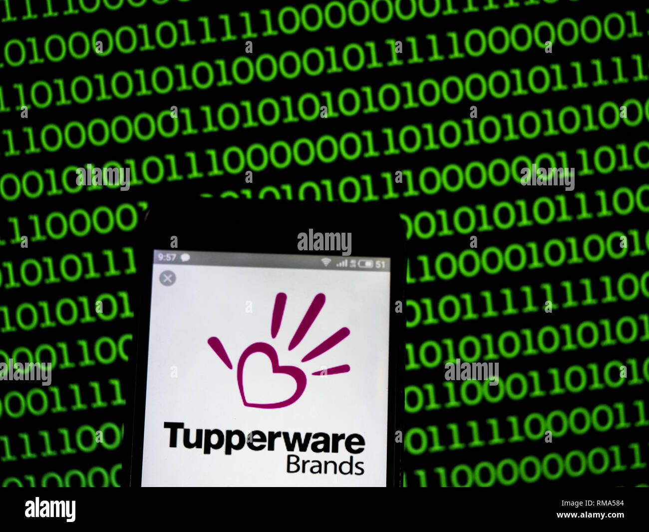 In der Ukraine. 14 Feb, 2019. Tupperware Brands Corporation logo gesehen auf einem Smartphone angezeigt. Quelle: Igor Golovniov/SOPA Images/ZUMA Draht/Alamy leben Nachrichten Stockfoto