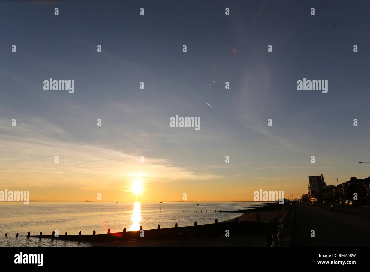 Westcliff On Sea, Essex, Großbritannien. 14 Feb, 2019. Ein Roter Sonnenuntergang am Strand in Westcliff on Sea mit Blick über die Themse in Richtung Kent. Penelope Barritt/Alamy leben Nachrichten Stockfoto