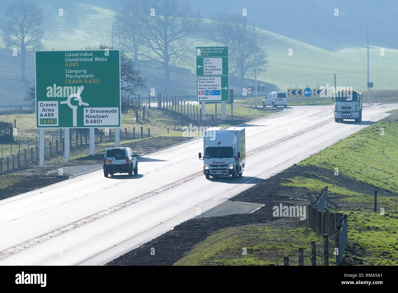 Newtown, Powys, Wales UK. Donnerstag, 14 Februar 2019 Die neue £ 53 m A489 Trunk road By-pass öffnet sich Staus in Newtown Powys Wales UK Photo Credit zu entlasten: Keith Morris/Alamy leben Nachrichten Stockfoto