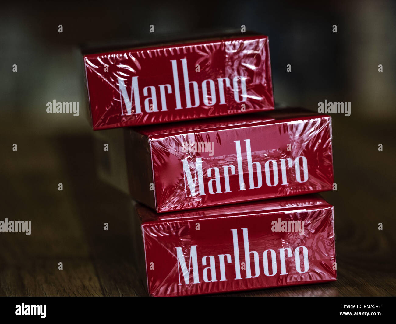 Kiew, Ukraine. 14 Feb, 2019. Eine Packung von Philip Morris International Inc. Marlboro Red Zigaretten in einem Tabakladen gesehen. Quelle: Igor Golovniov/SOPA Images/ZUMA Draht/Alamy leben Nachrichten Stockfoto