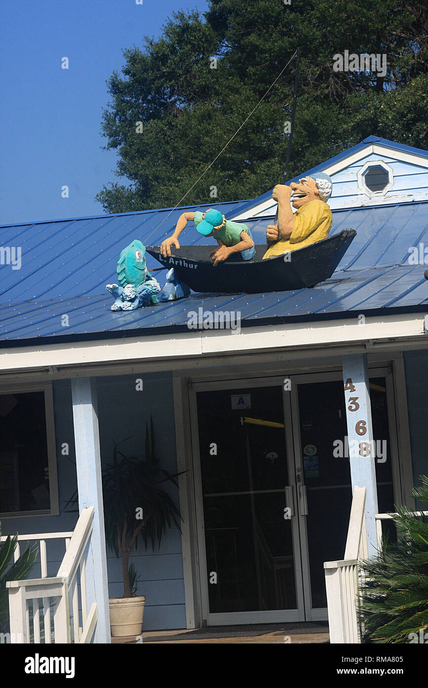Boot auf dem Dach. Lustige Einrichtung für lokale Geschäfte in Murrells Inlet, SC, USA Stockfoto