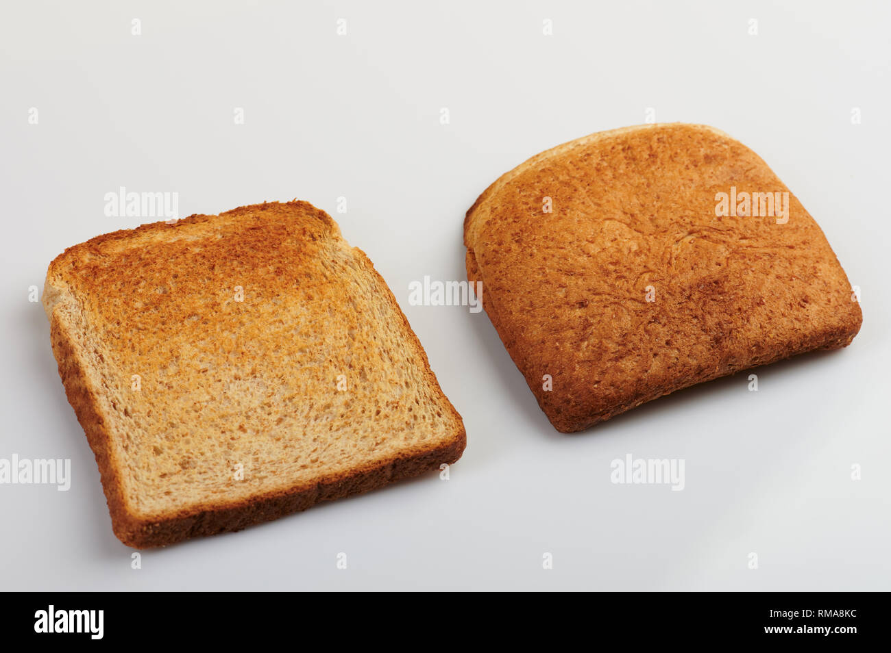 Zwei Stücke von geröstetem Brot auf weißem Hintergrund Stockfoto