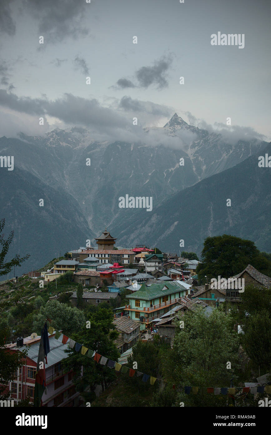 Blick auf das Dorf Kalpa, mit dem Kinnaur Kailash Gebirge weiter entfernt. Stockfoto