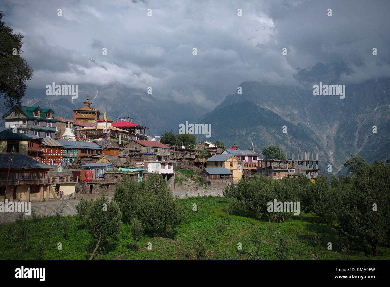 Blick auf das Dorf Kalpa, mit dem Kinnaur Kailash Gebirge weiter entfernt. Stockfoto