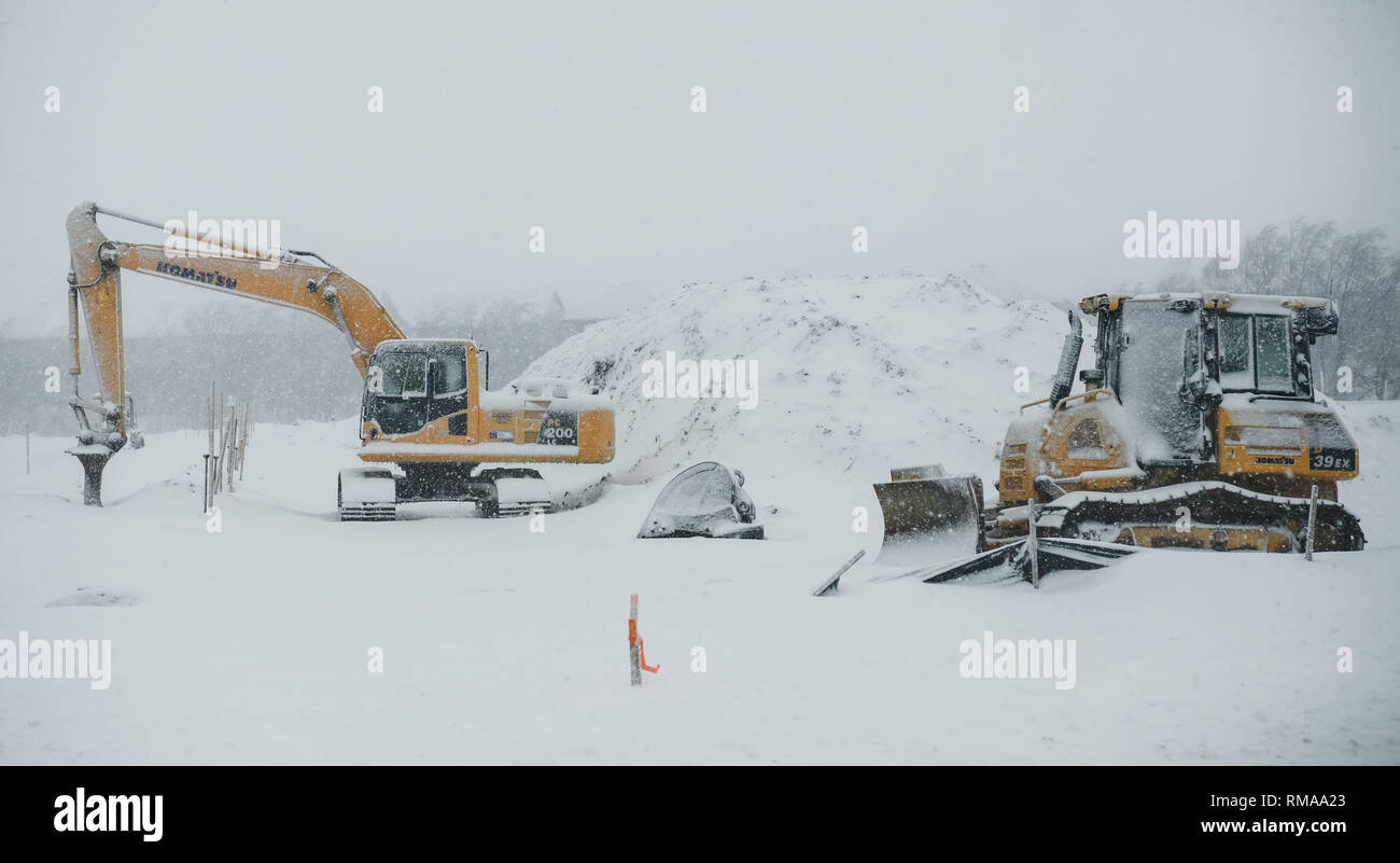 Ein Bagger und Bulldozer auf der Baustelle bei extremer Kälte in Kanada aufgegeben. Stockfoto