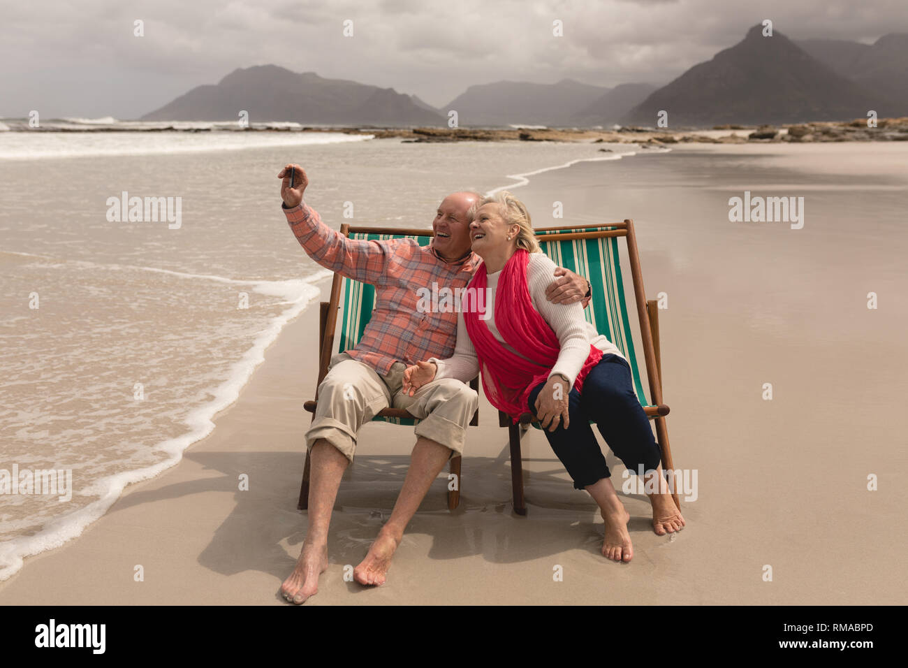 Senior Paar unter selfie mit Handy sitzen Stockfoto