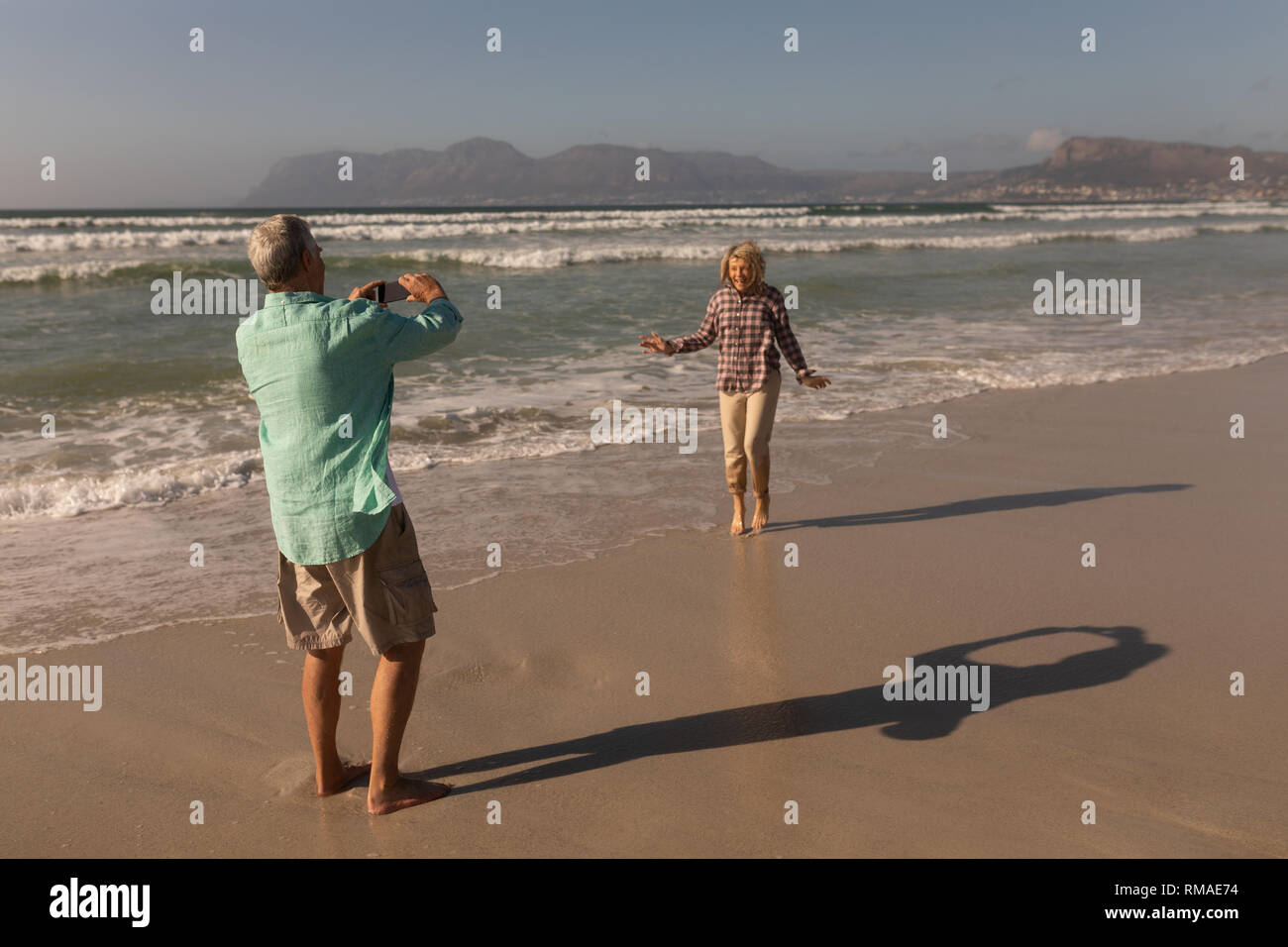 Ältere Menschen Klick auf Foto ältere Frau am Strand Stockfoto