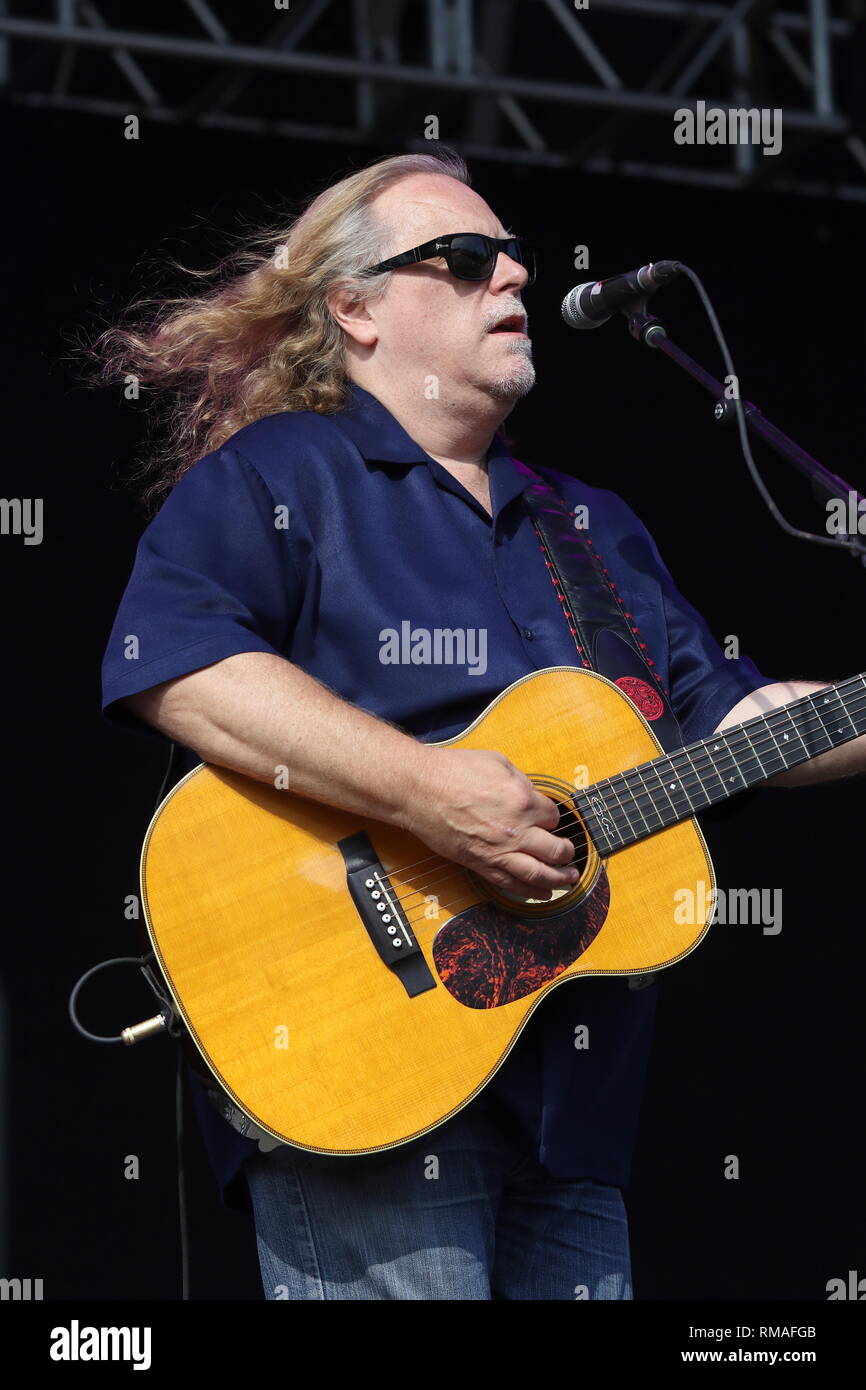 Musiker Warren Haynes ist dargestellt auf der Bühne während eines 'live' Solo Akustik Konzert aussehen Stockfoto